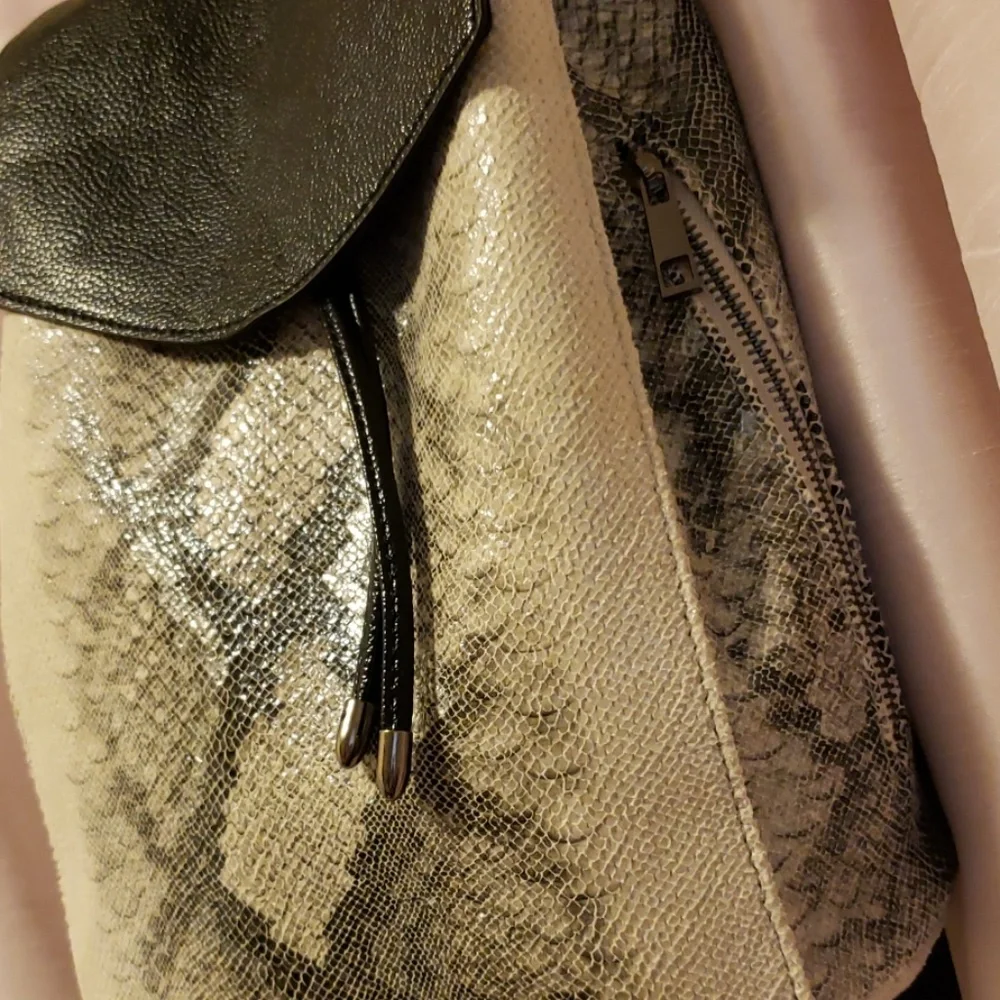Python Backpack Host Pick - Picture 3 of 5